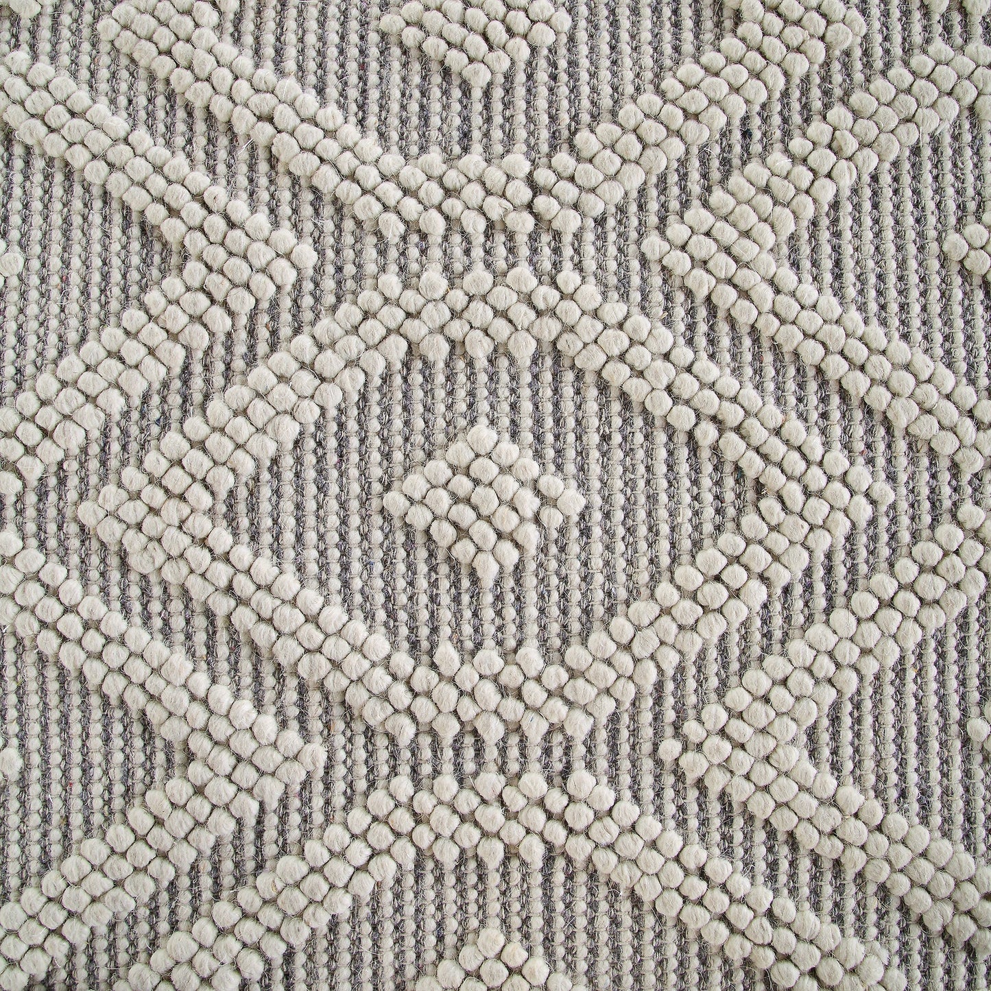 Tapis en laine tissé à la main Avanti gris clair et crème à pompons en losanges
