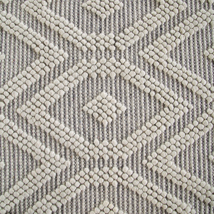Tapis en laine tissé à la main Avanti gris clair et crème à pompons en losanges