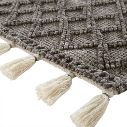 Tapis en laine tissé à la main Avanti gris chaud à pompons et losanges