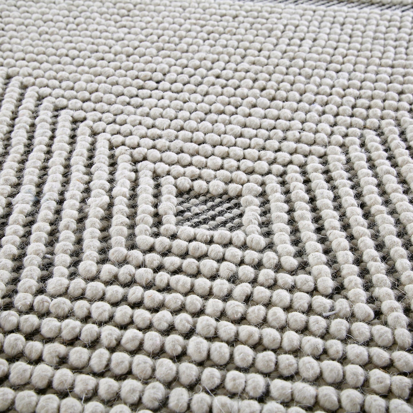 Tapis rond en laine tissé à la main Avanti, motif sel et poivre, à pompons et diamants