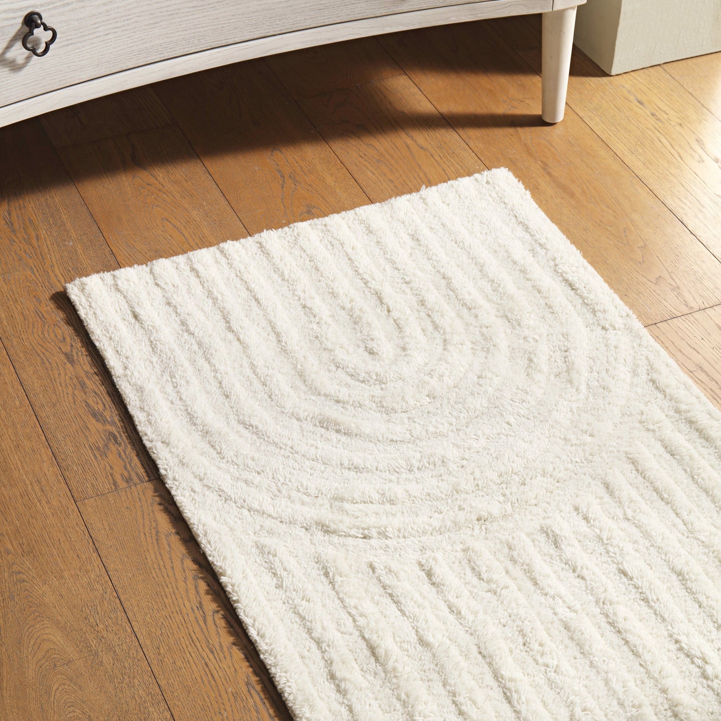Tapis de couloir Geo Curve en laine de Nouvelle-Zélande touffetée à la main, couleur crème