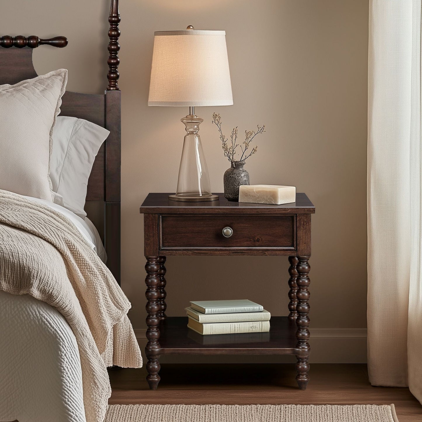 Table de chevet en bois tourné Beckett, signée Madison Park, avec tiroir et étagère.