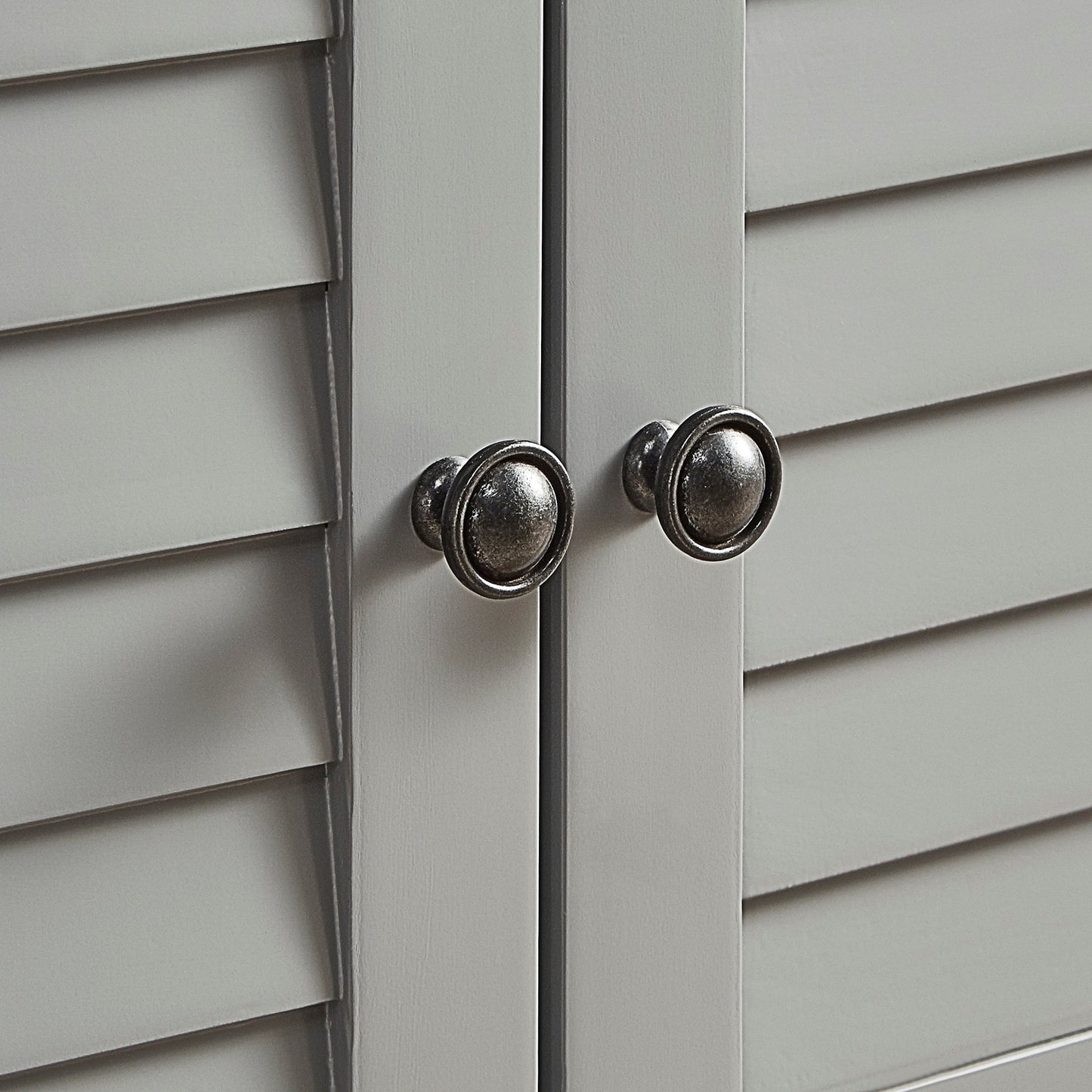 Banc de rangement à porte persienne avec coussin en velours Maybelle par iNSPIRE Q Classic