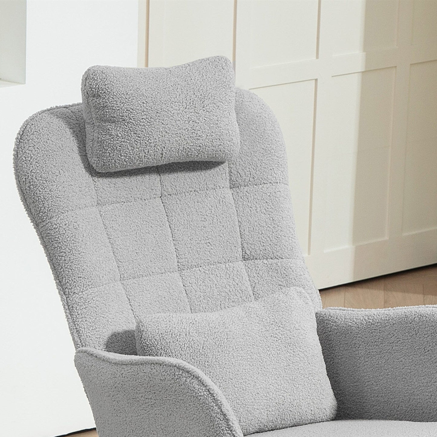 Fauteuil berçant moderne rembourré pour chambre d'enfant, avec dossier haut, appui-tête et coussin lombaire, idéal pour le salon ou la chambre à coucher.