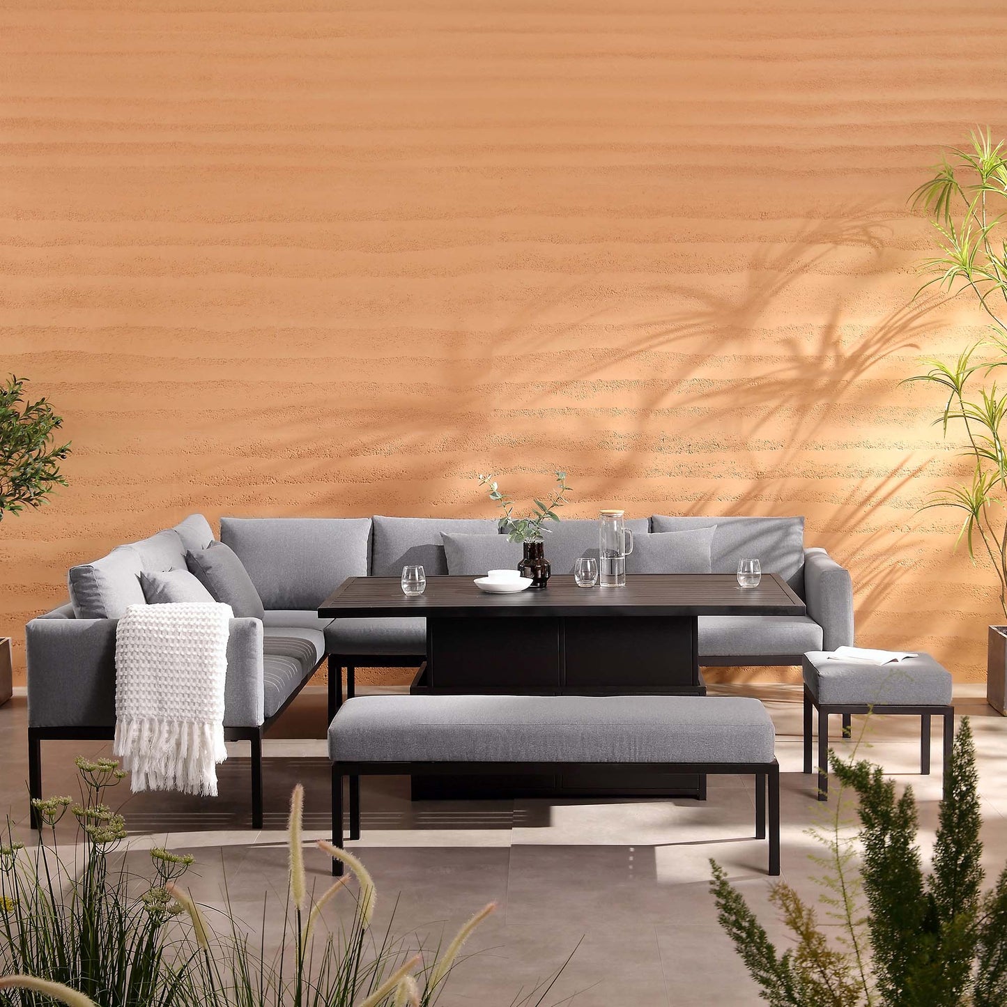 Ensemble de salle à manger d'angle Calabasas, grand format, en tissu et aluminium, avec table relevable, gris foncé