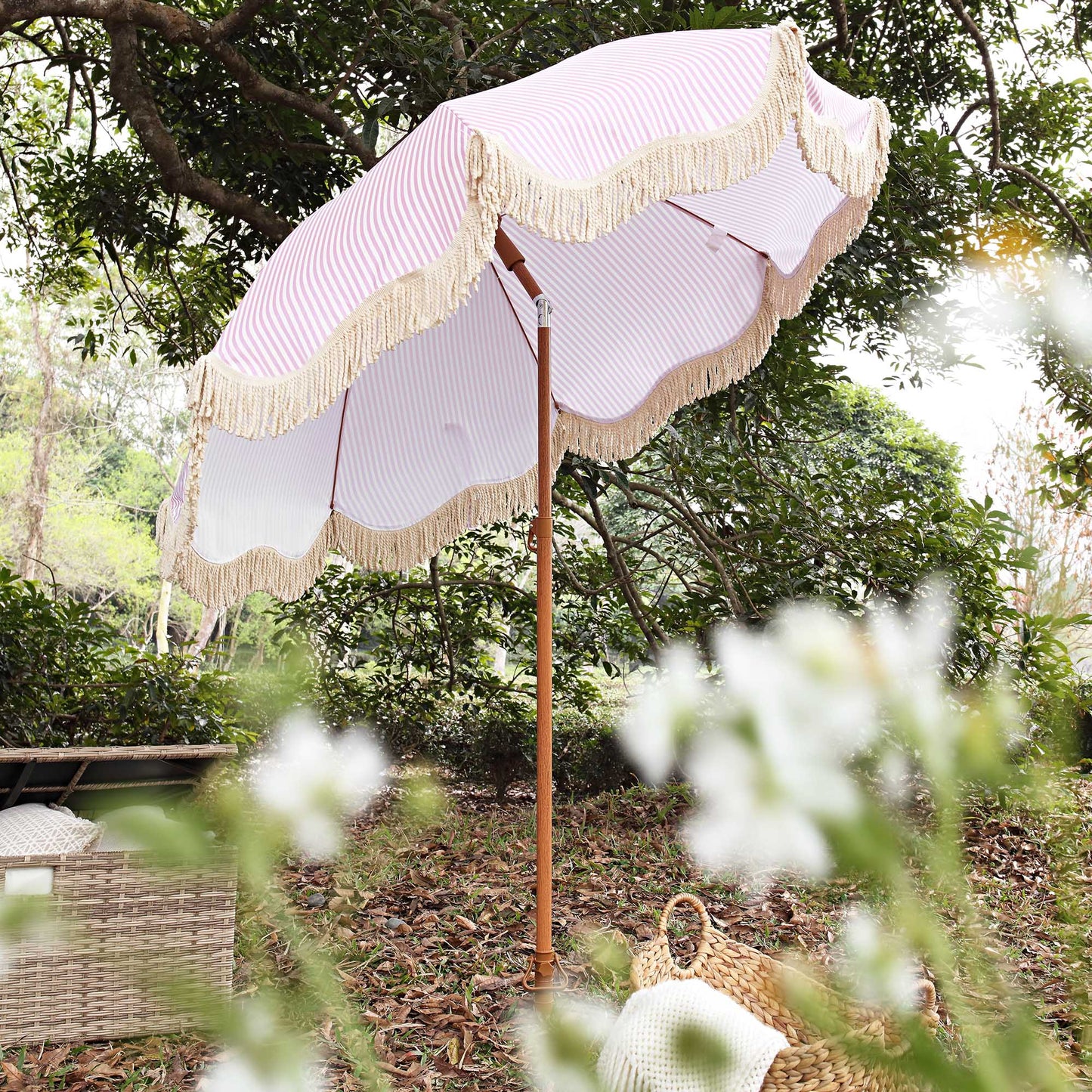 Parasol à franges inclinable à rayures roses et blanches Gabriel