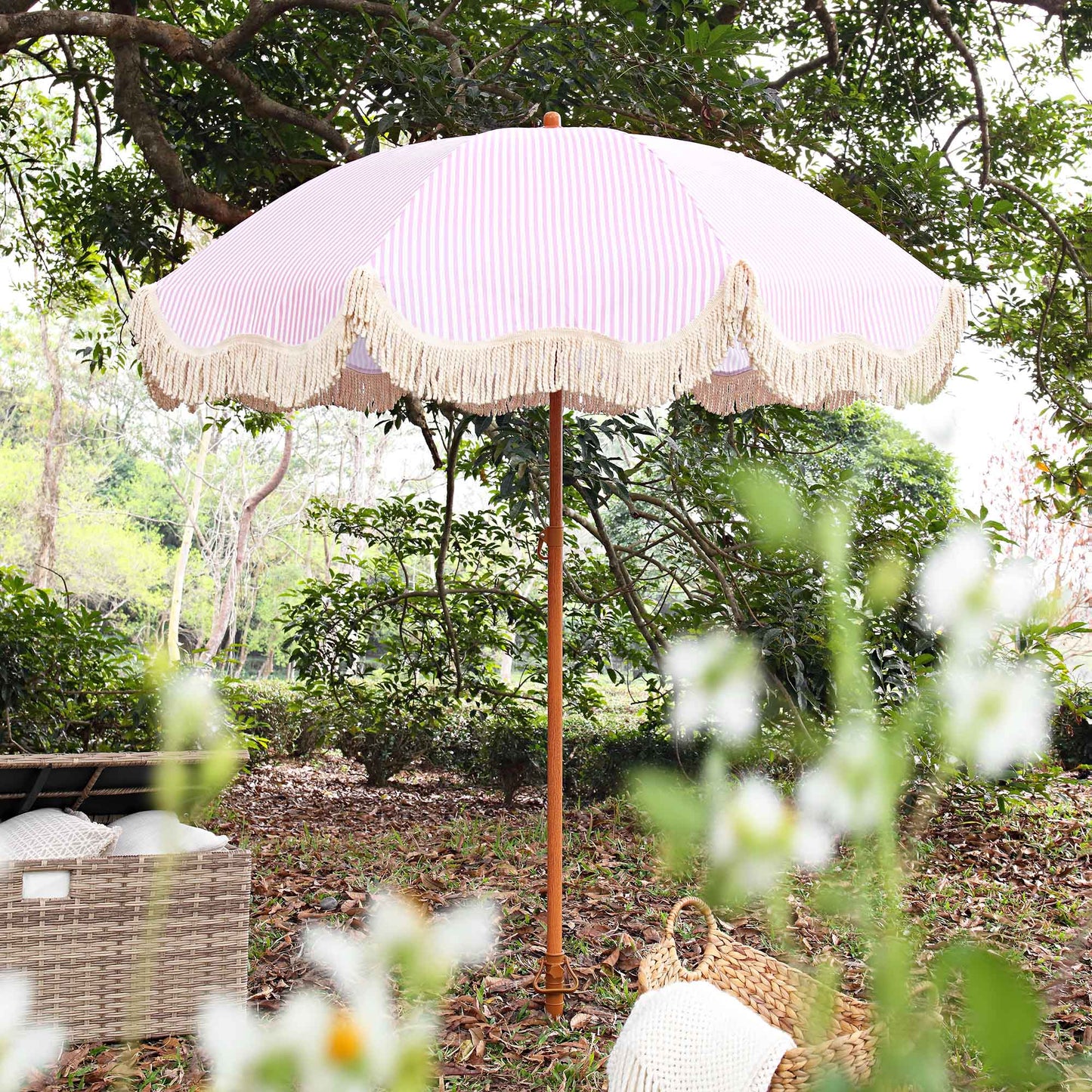 Parasol à franges inclinable à rayures roses et blanches Gabriel