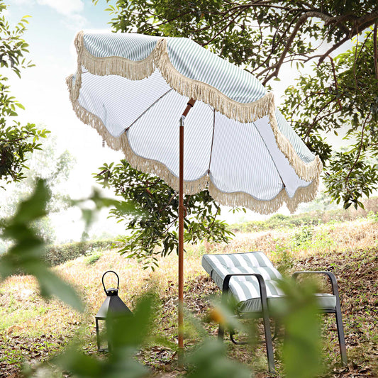 Parasol à franges inclinable à rayures vert sauge et blanc Gabriel