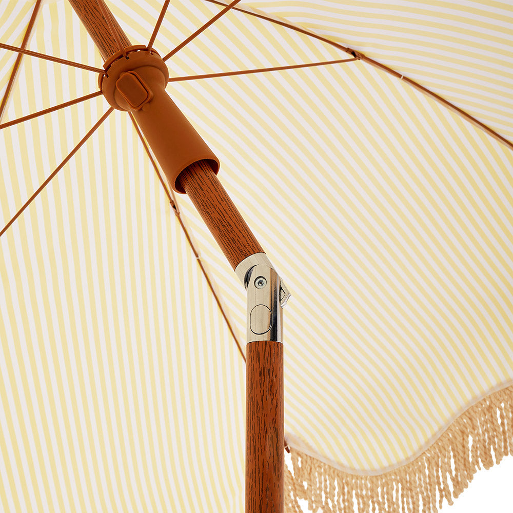 Parasol à franges inclinable à rayures jaunes et blanches Gabriel