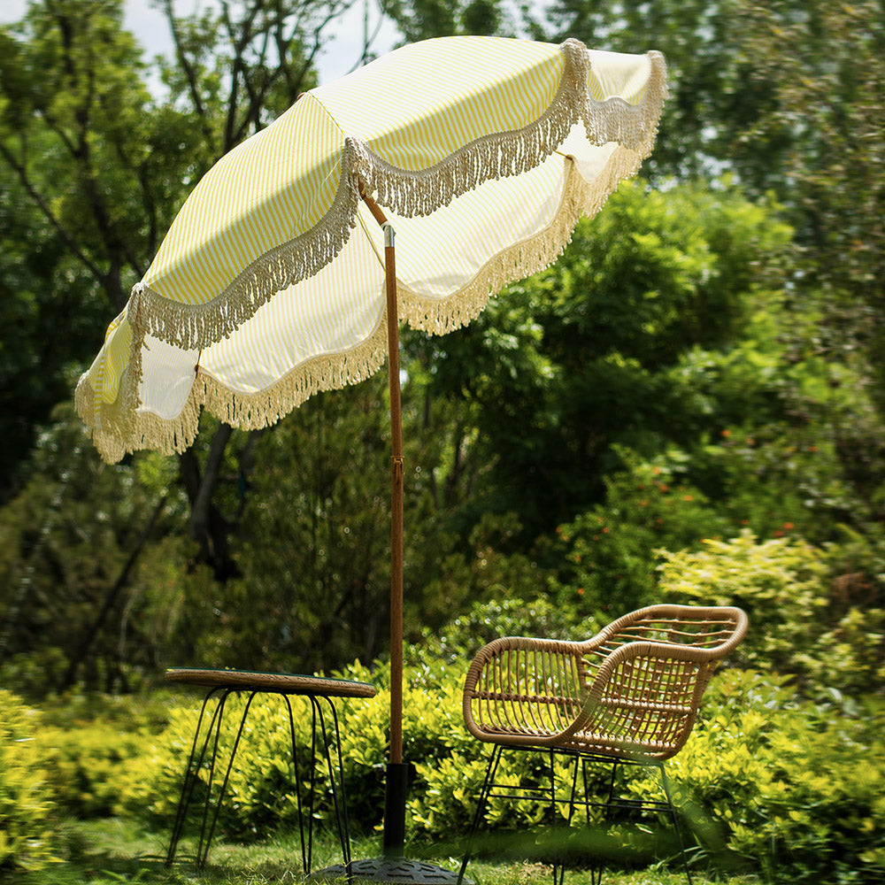 Parasol à franges inclinable à rayures jaunes et blanches Gabriel