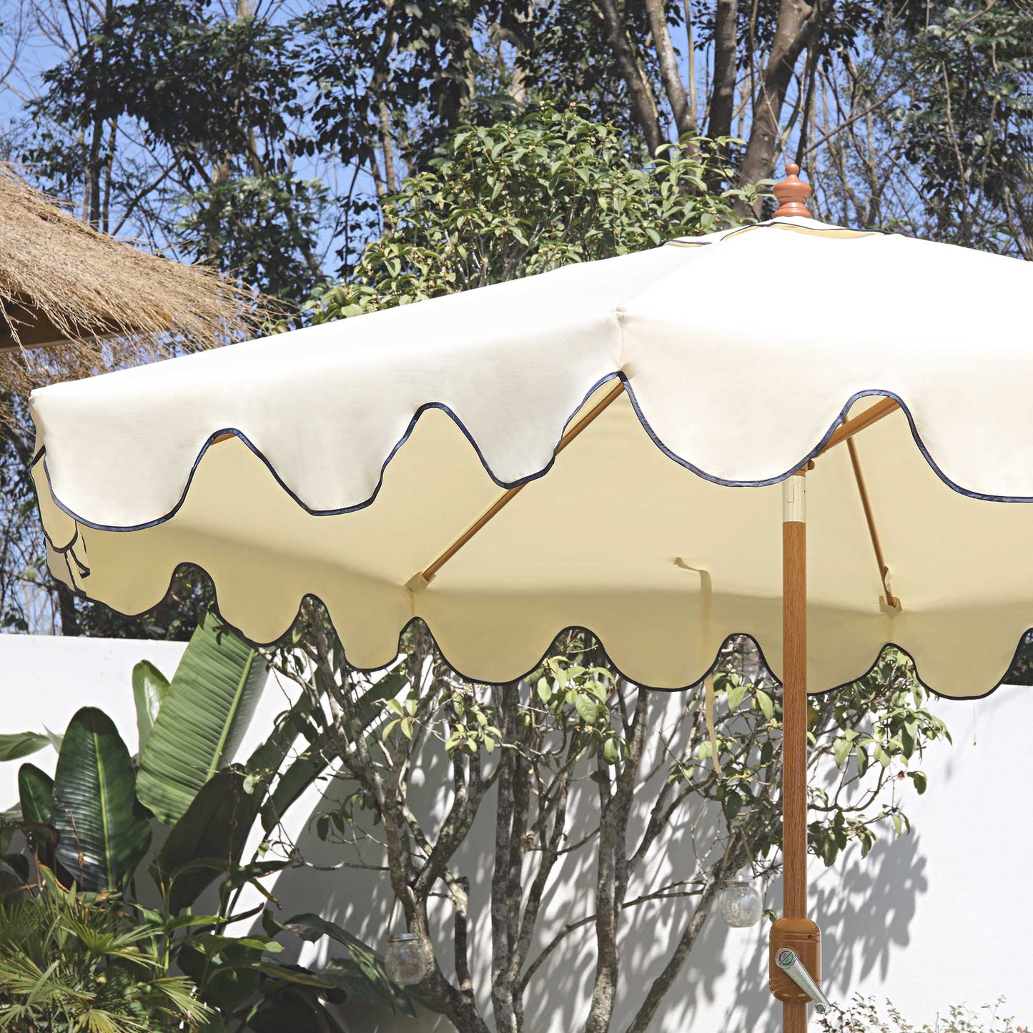 Parasol octogonal beige de 2,6 m à manivelle et inclinable avec bord festonné bleu marine