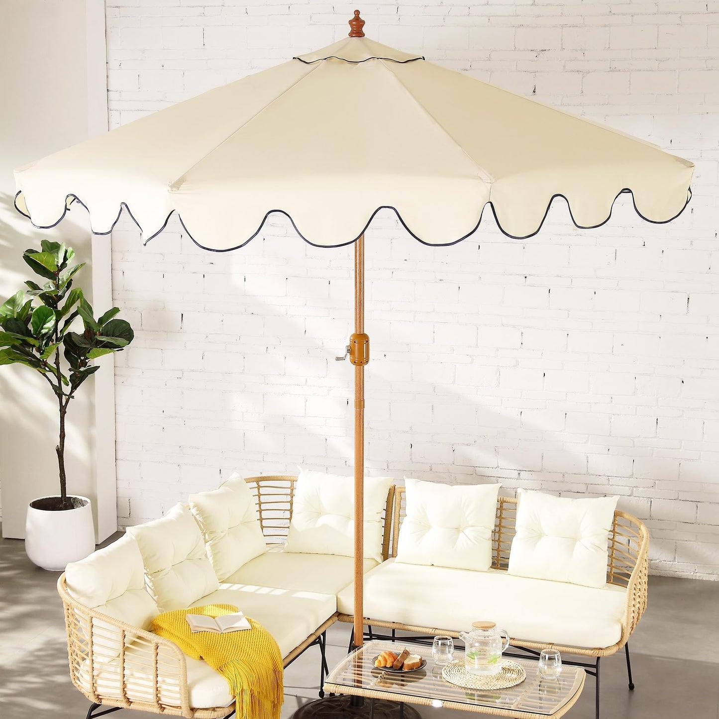 Parasol octogonal beige de 2,6 m à manivelle et inclinable avec bord festonné bleu marine