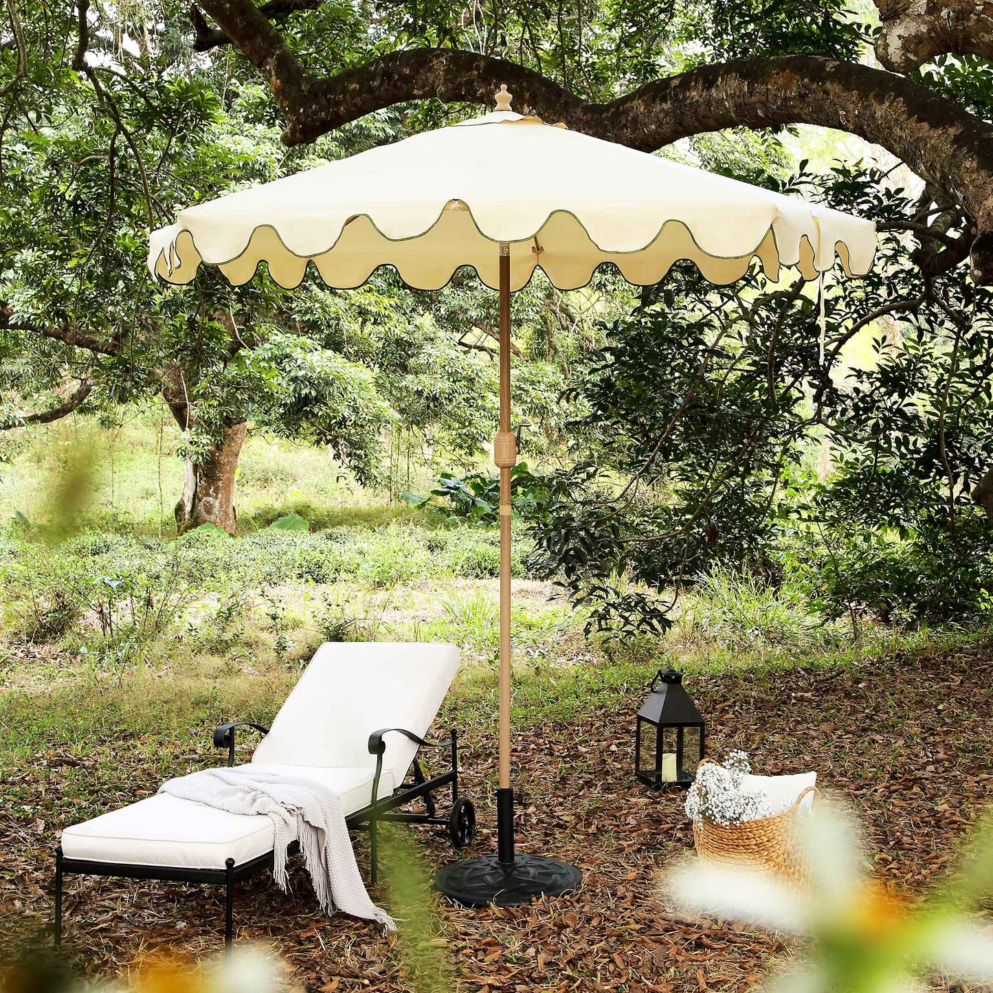 Parasol octogonal beige de 2,6 m à manivelle et inclinable avec bord festonné vert gazon