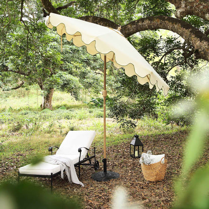 Parasol octogonal beige de 2,6 m à manivelle et inclinable avec bord festonné vert gazon