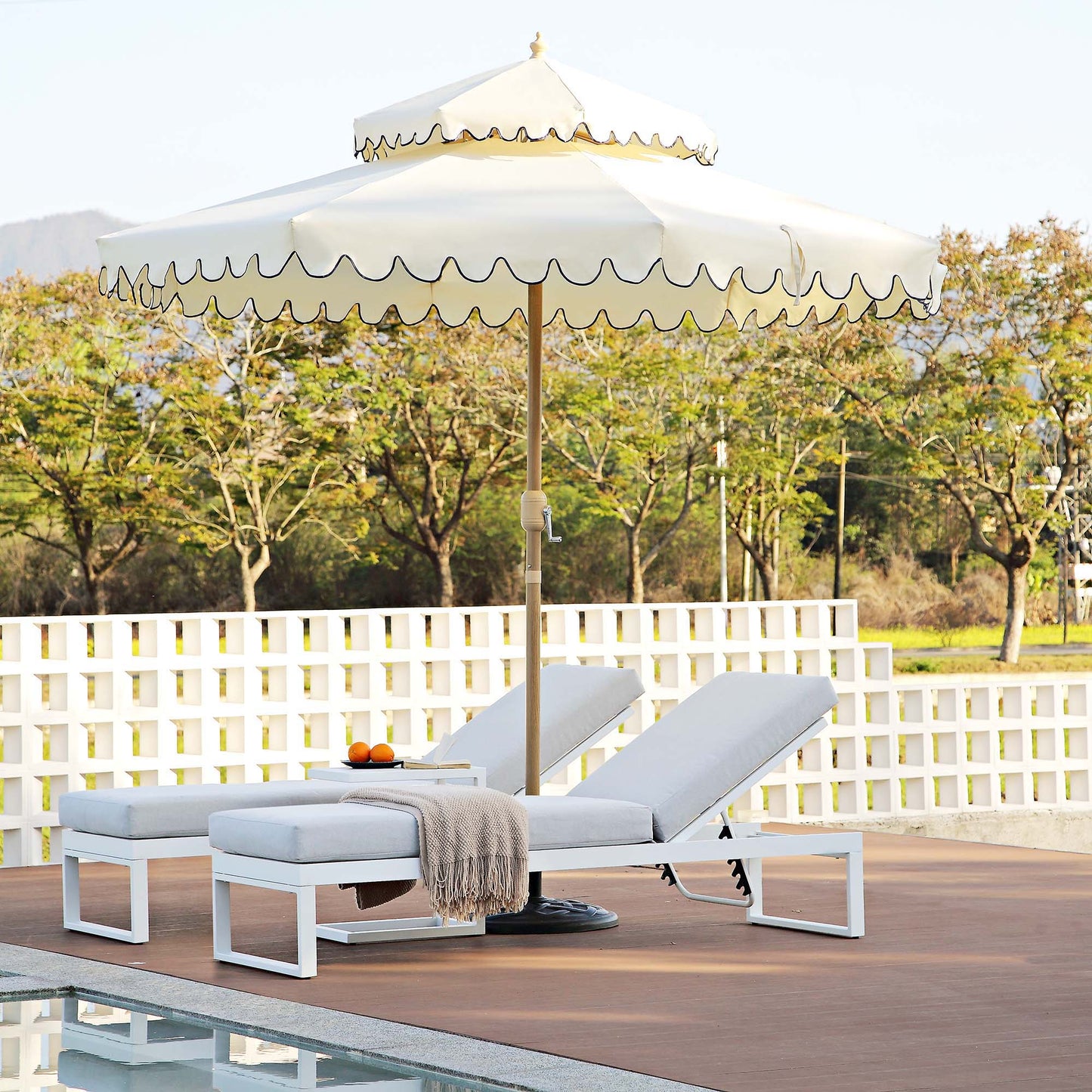 Parasol octogonal Fabienne Beige 3M à double manivelle et inclinable avec bord festonné bleu marine
