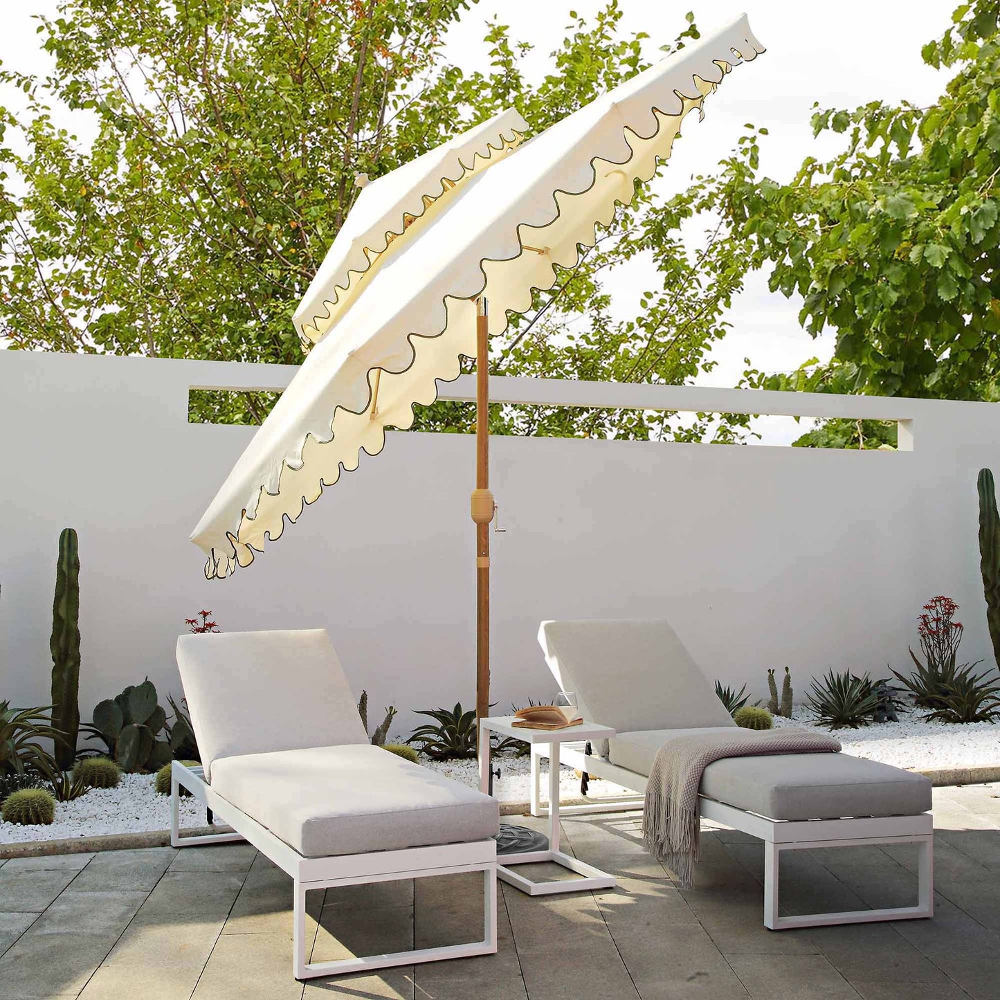 Parasol octogonal Fabienne Beige 3M à double manivelle et inclinable avec bord festonné vert