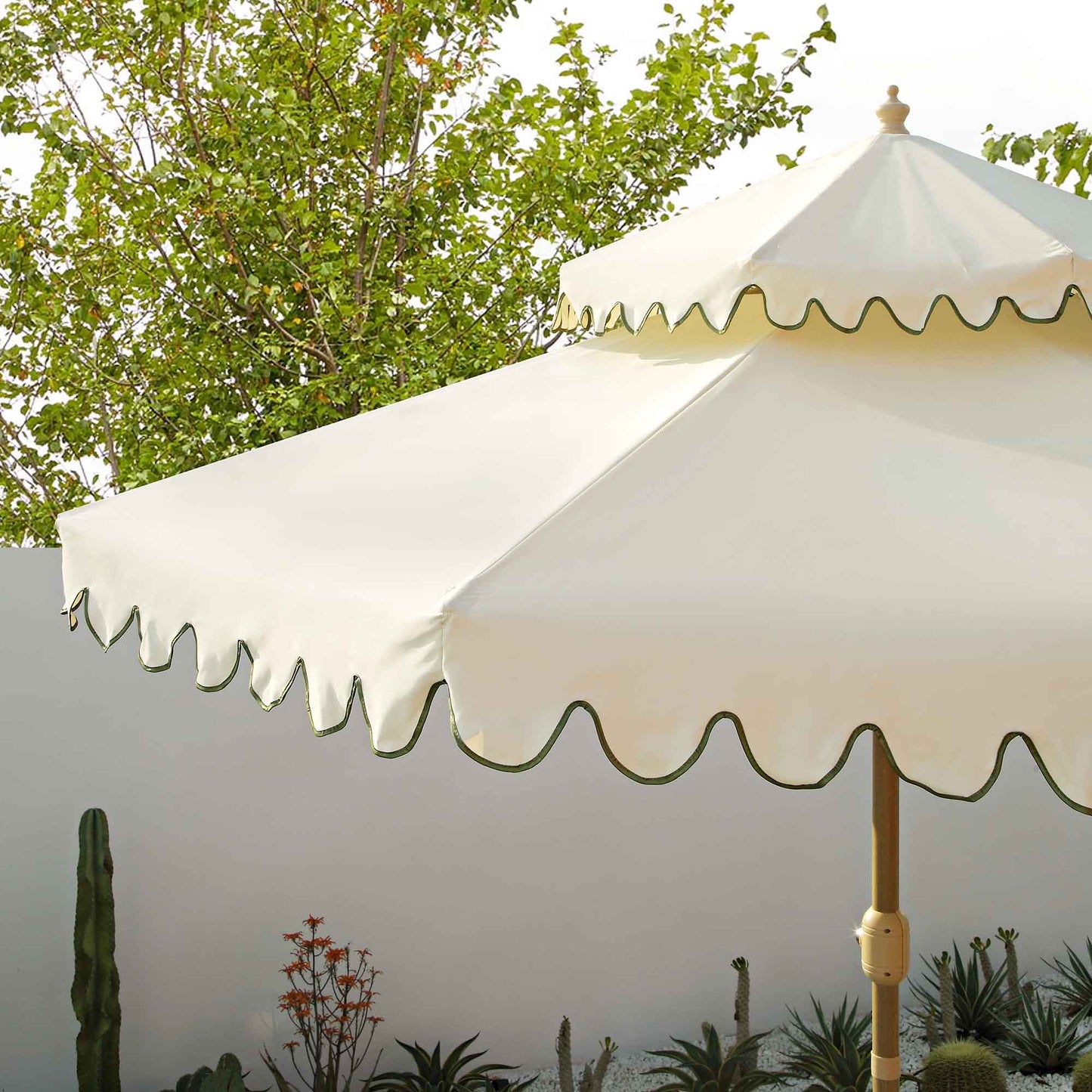 Parasol octogonal Fabienne Beige 3M à double manivelle et inclinable avec bord festonné vert