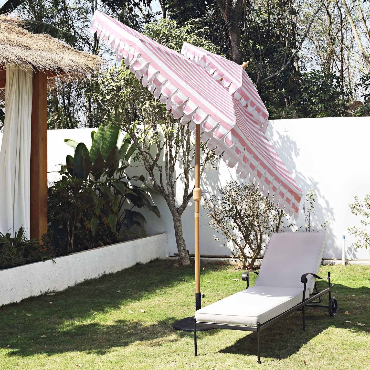 Parasol Fabienne à double manivelle et inclinable à rayures roses et blanches 3M