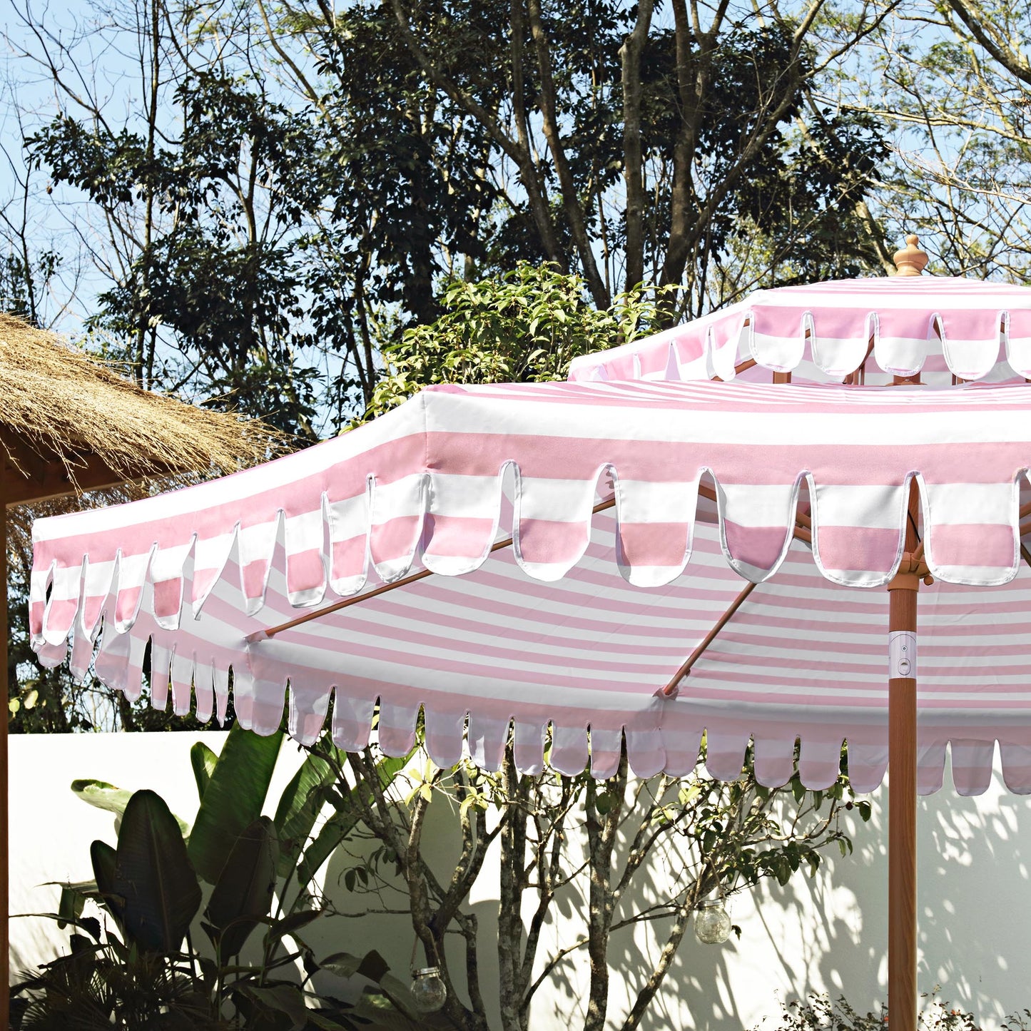 Parasol Fabienne à double manivelle et inclinable à rayures roses et blanches 3M
