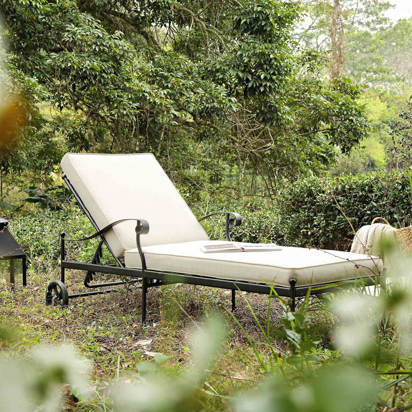 Chaise longue en métal Haymes avec roulettes