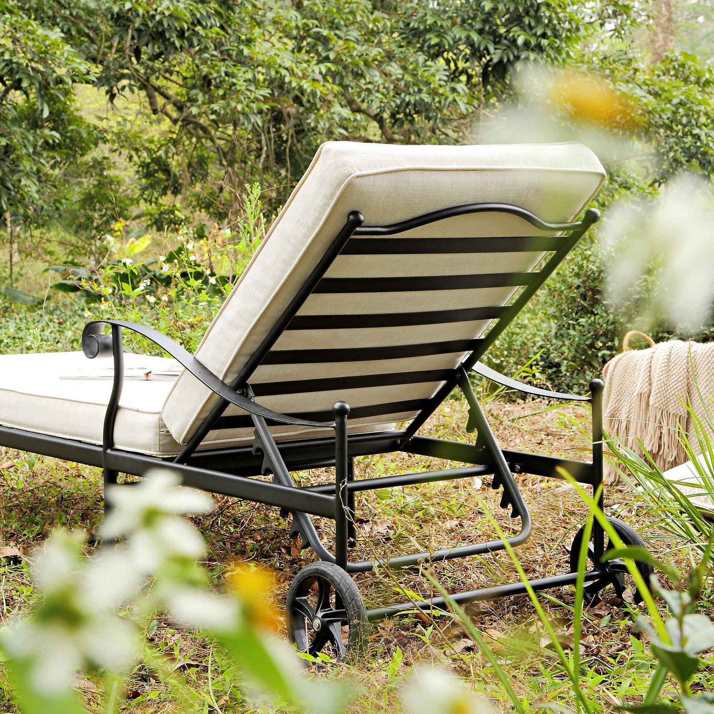 Chaise longue en métal Haymes avec roulettes