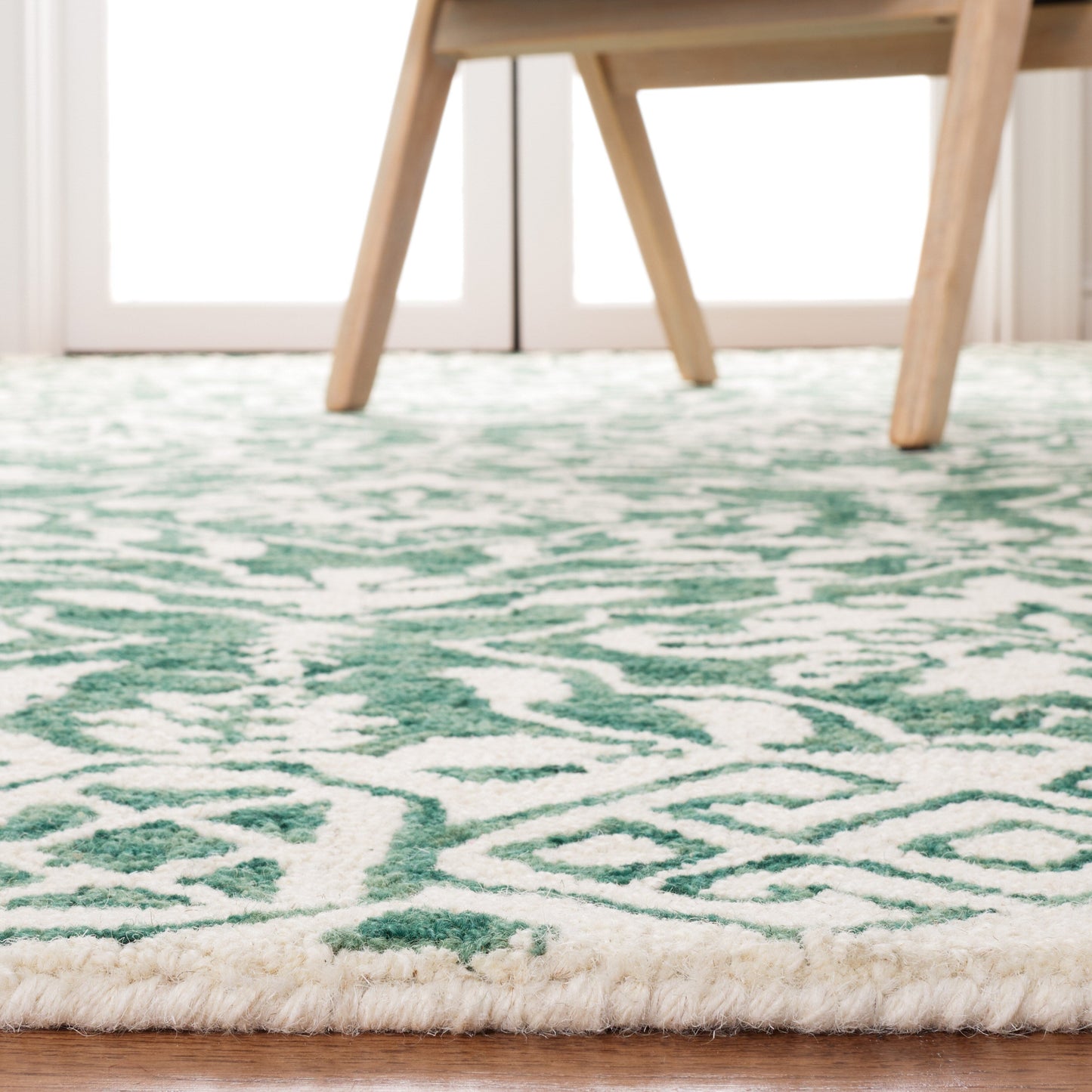Tapis en laine Elvedina à motif floral, teint à la main par SAFAVIEH