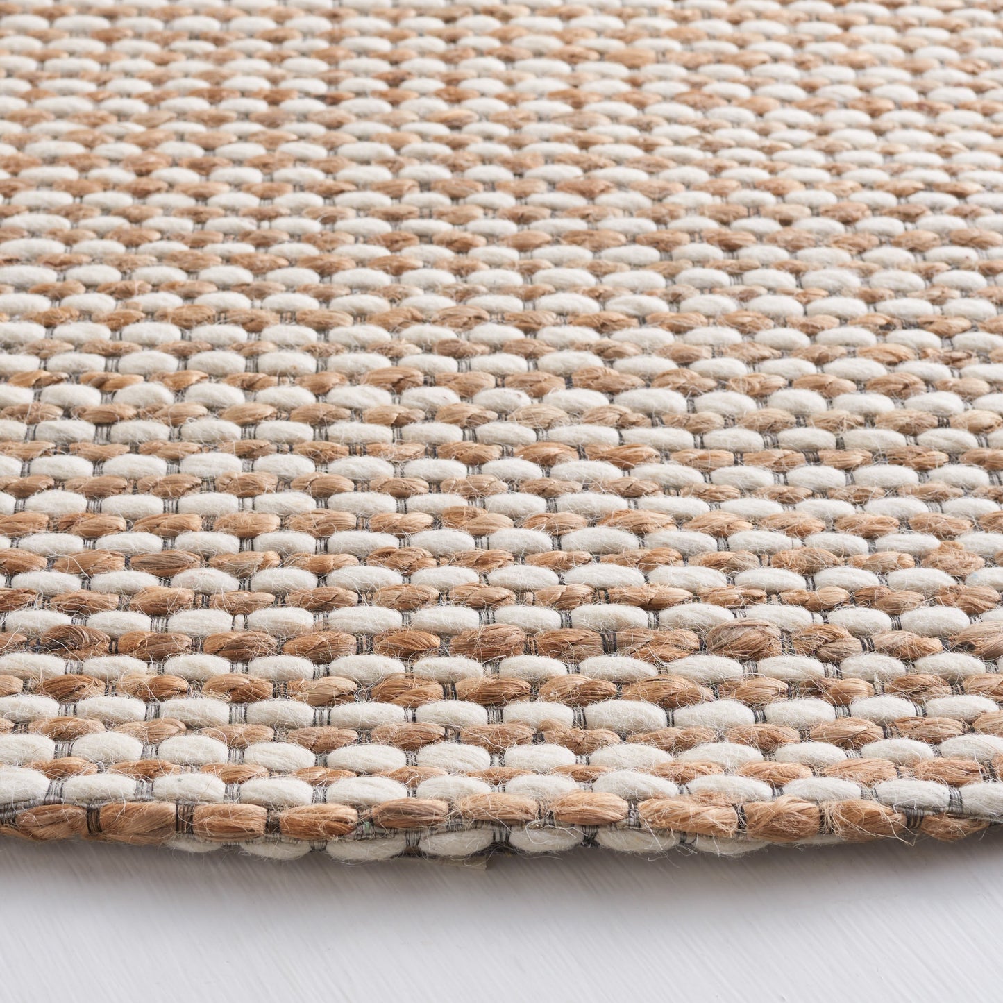 Tapis SAFAVIEH fait main en fibres naturelles Yareli, jute et laine.