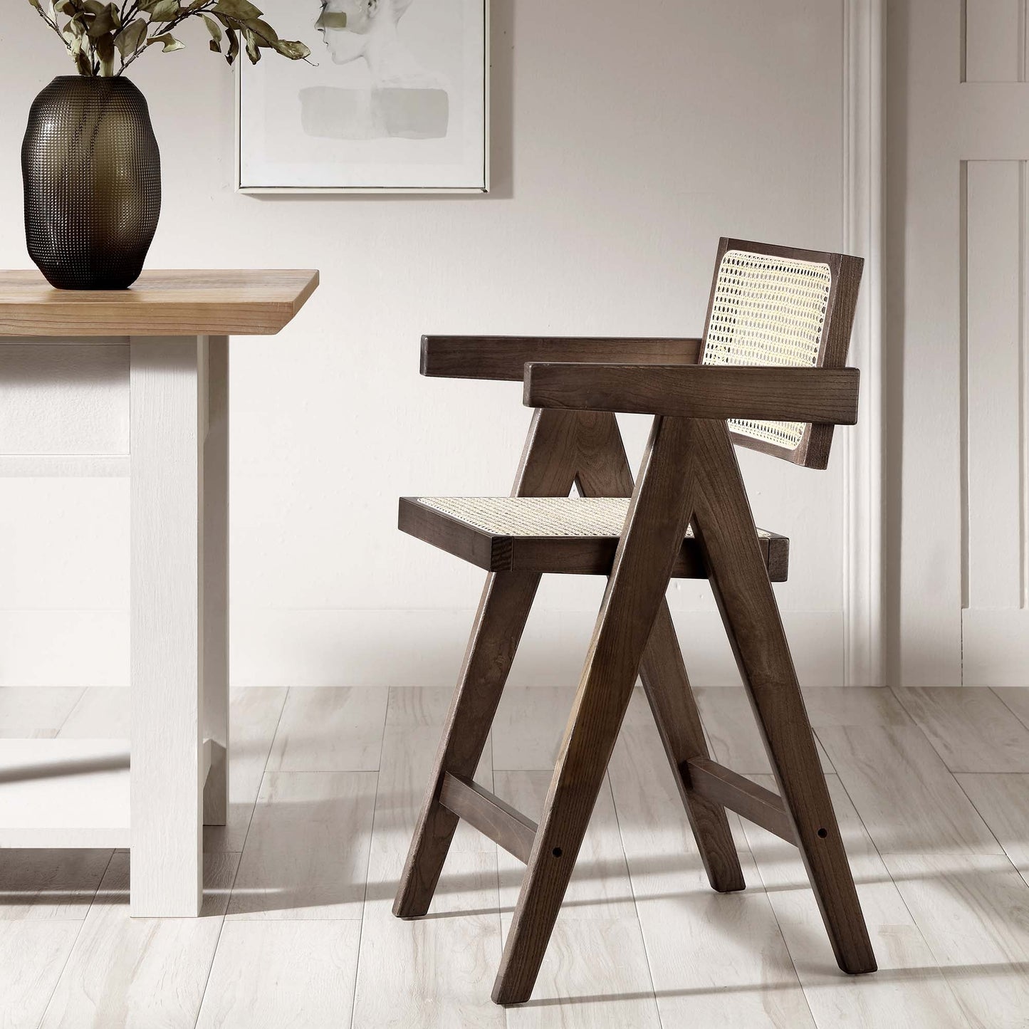 Tabouret de bar Jeanne en noyer foncé, rotin et hêtre massif