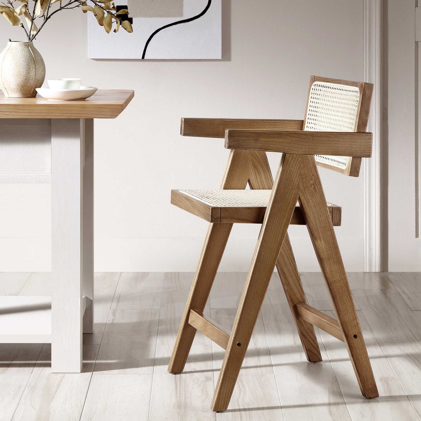 Tabouret de bar Jeanne en noyer clair, rotin et hêtre massif