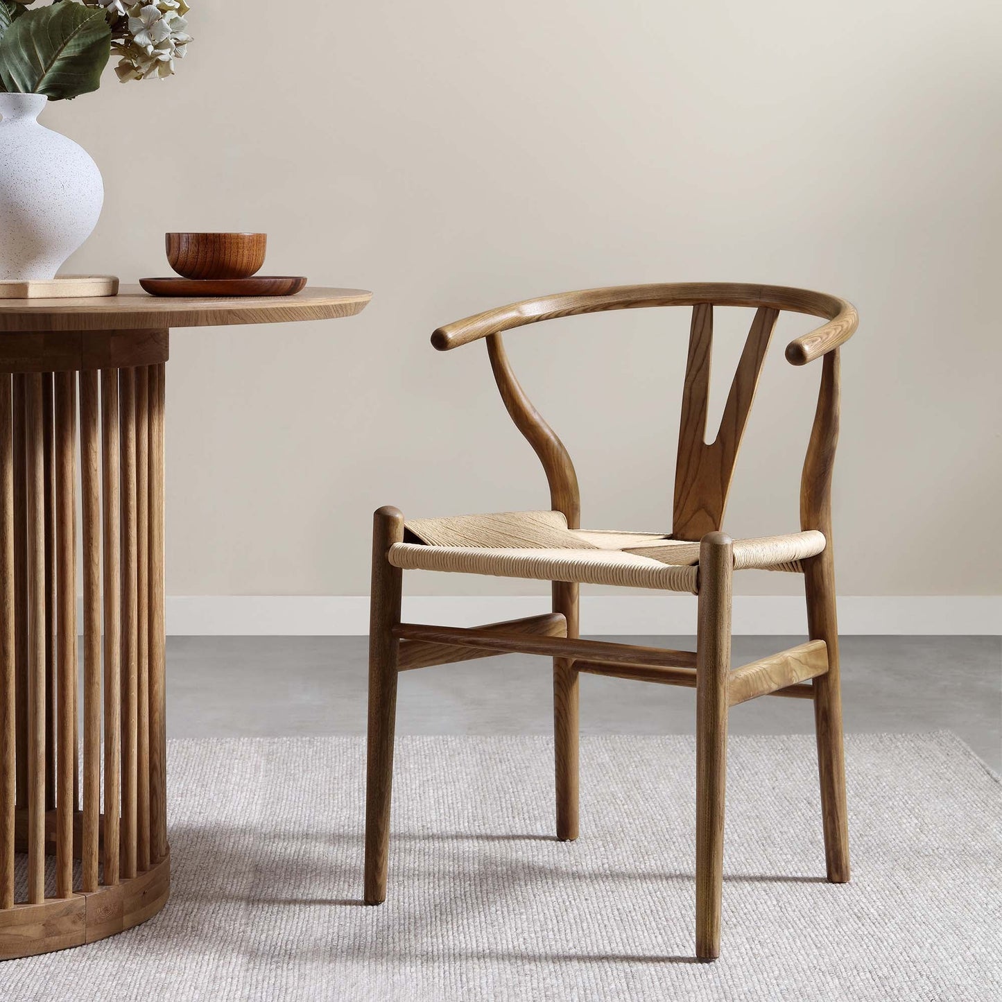 Chaise de salle à manger Hansel en bois tressé naturel, structure en noyer clair