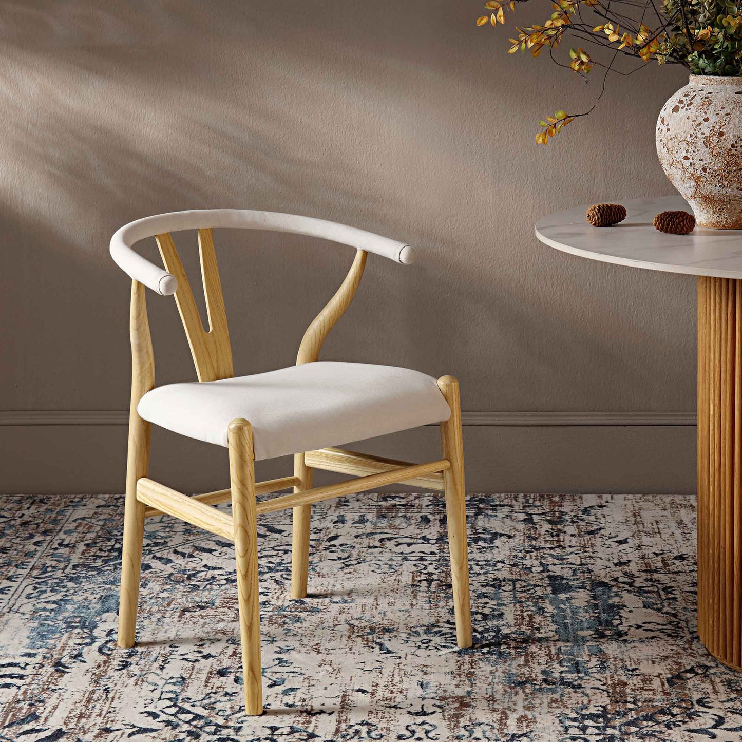 Chaise de salle à manger rembourrée Hansel Wishbone, tissu beige et cadre naturel