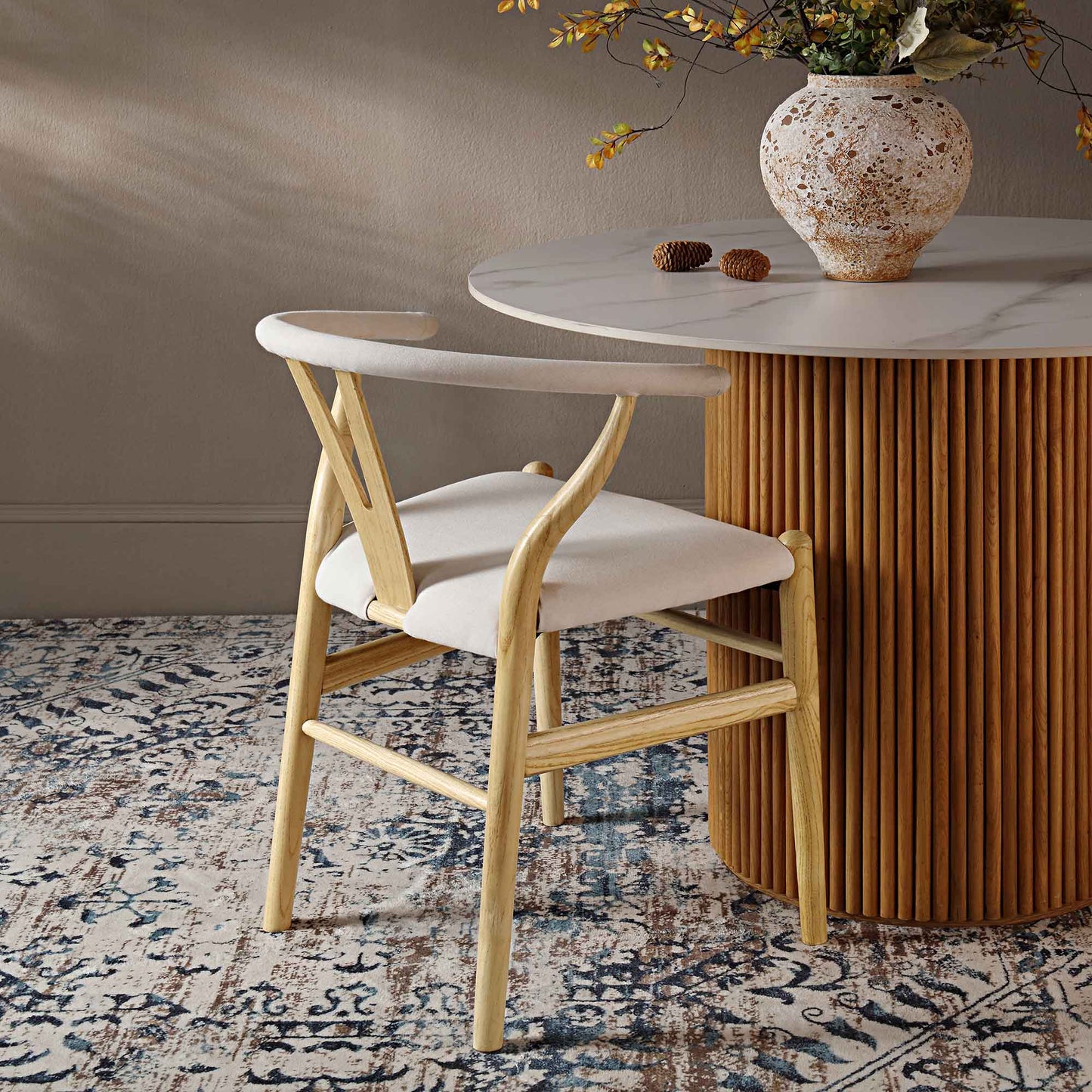 Chaise de salle à manger rembourrée Hansel Wishbone, tissu beige et cadre naturel