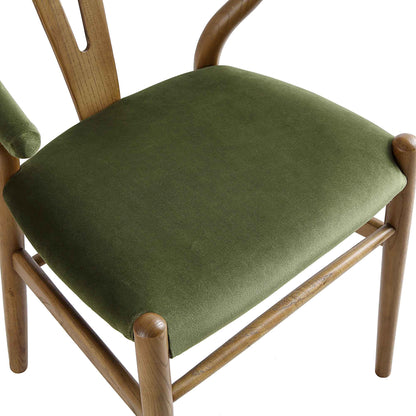 Chaise de salle à manger rembourrée Hansel Wishbone, velours vert mousse et cadre en noyer clair