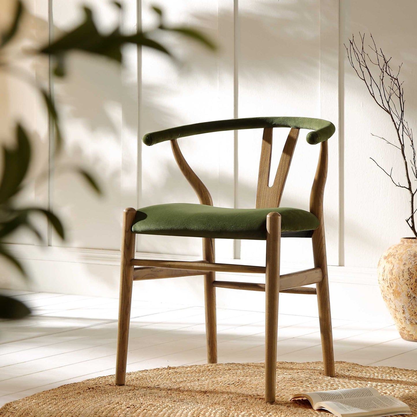 Chaise de salle à manger rembourrée Hansel Wishbone, velours vert mousse et cadre en noyer clair