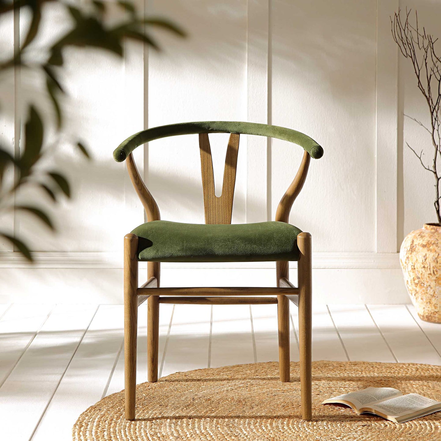 Chaise de salle à manger rembourrée Hansel Wishbone, velours vert mousse et cadre en noyer clair
