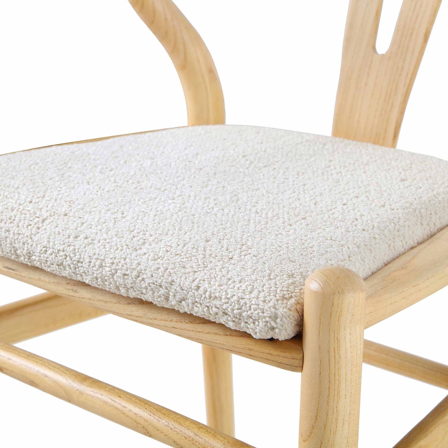 Chaise de salle à manger Hansel en bois Wishbone, boucle blanc ivoire et cadre naturel