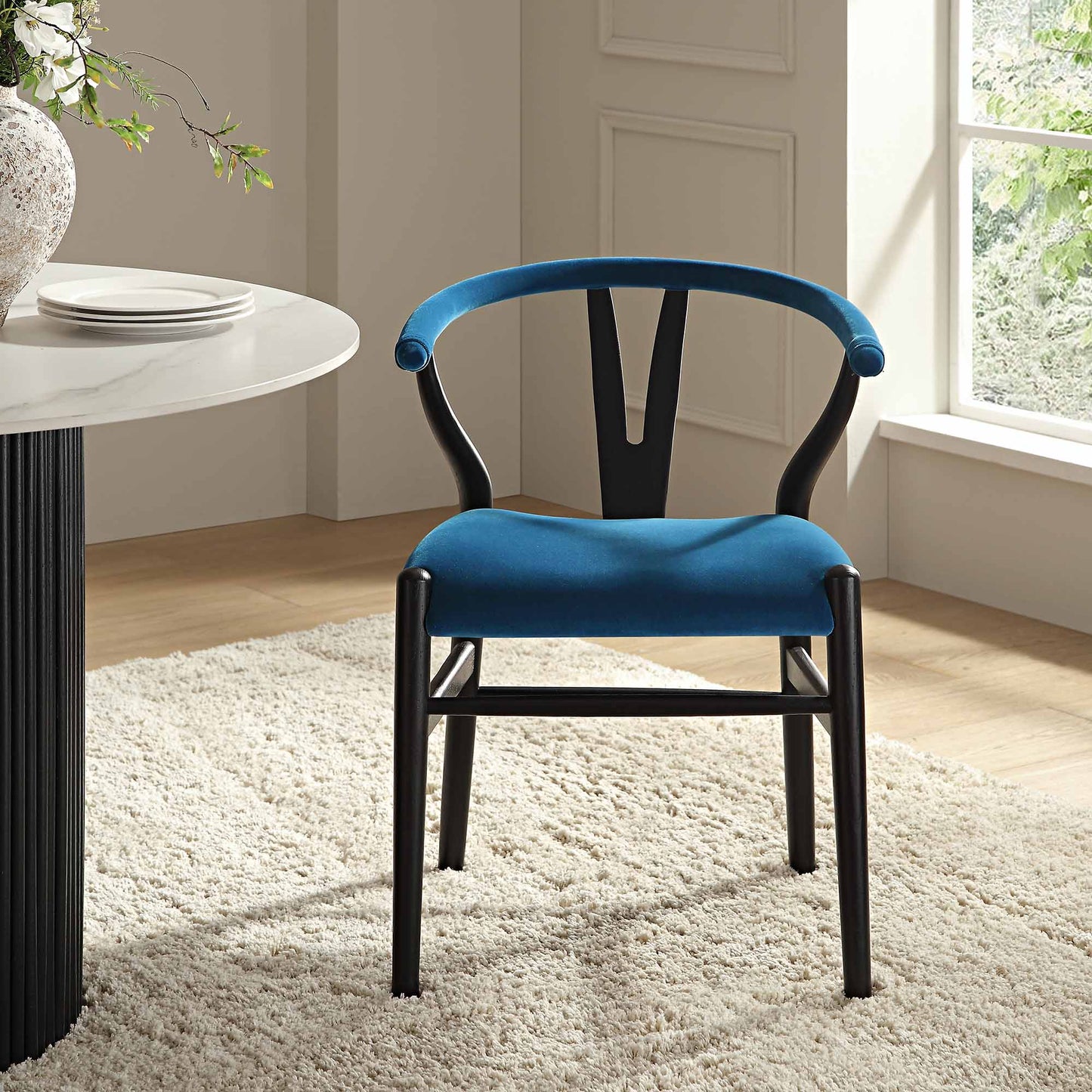 Chaise de salle à manger rembourrée Hansel Wishbone, velours bleu et cadre noir