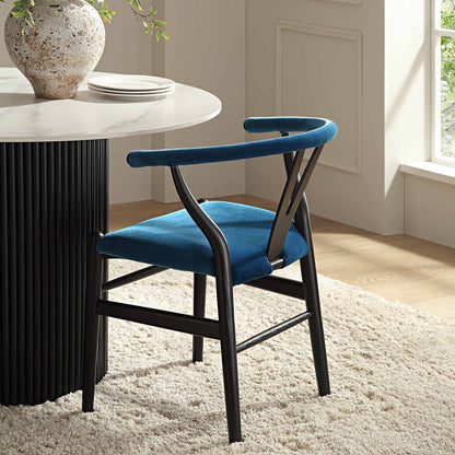 Chaise de salle à manger rembourrée Hansel Wishbone, velours bleu et cadre noir