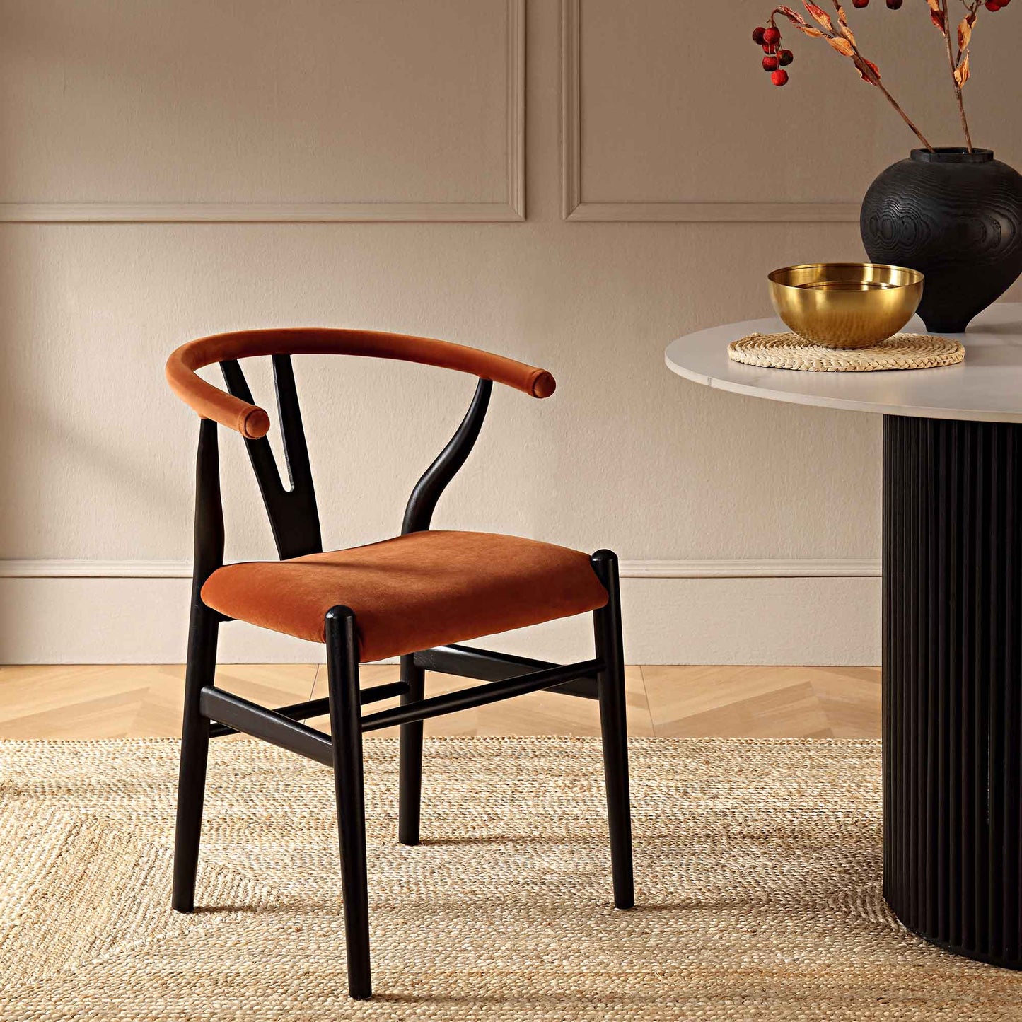 Chaise de salle à manger rembourrée Hansel Wishbone, velours rouille et cadre noir