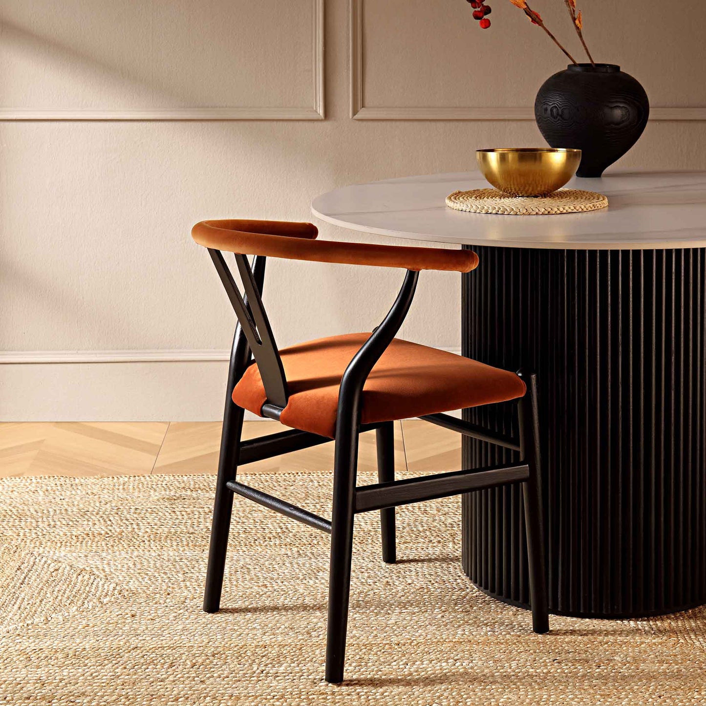 Chaise de salle à manger rembourrée Hansel Wishbone, velours rouille et cadre noir