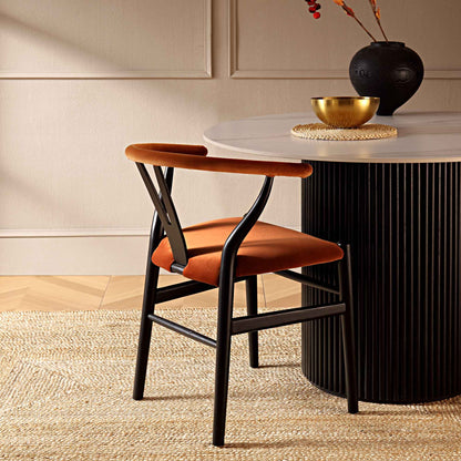 Chaise de salle à manger rembourrée Hansel Wishbone, velours rouille et cadre noir