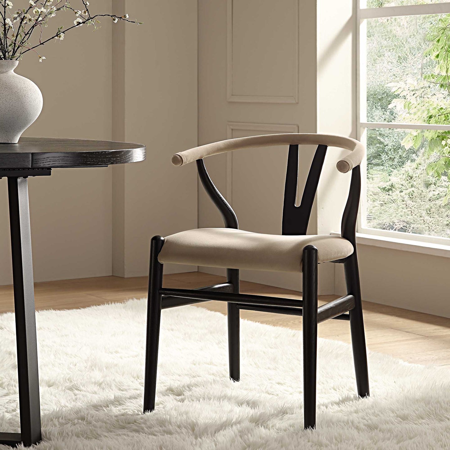 Chaise de salle à manger rembourrée Hansel Wishbone, velours taupe et cadre noir
