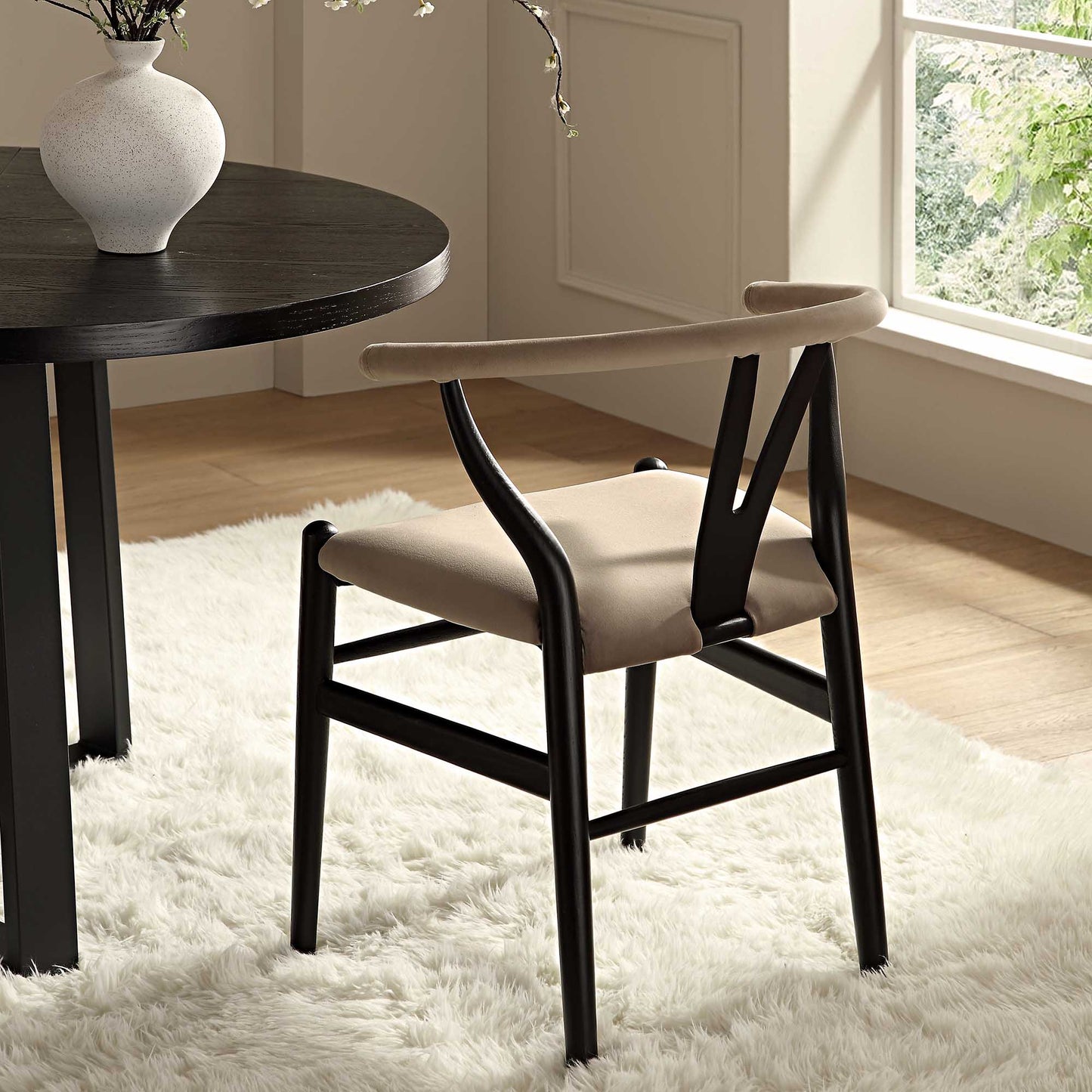 Chaise de salle à manger rembourrée Hansel Wishbone, velours taupe et cadre noir