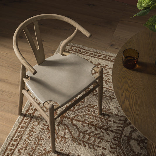 Chaise de salle à manger Hansel, structure en orme patiné et assise en similicuir gris clair