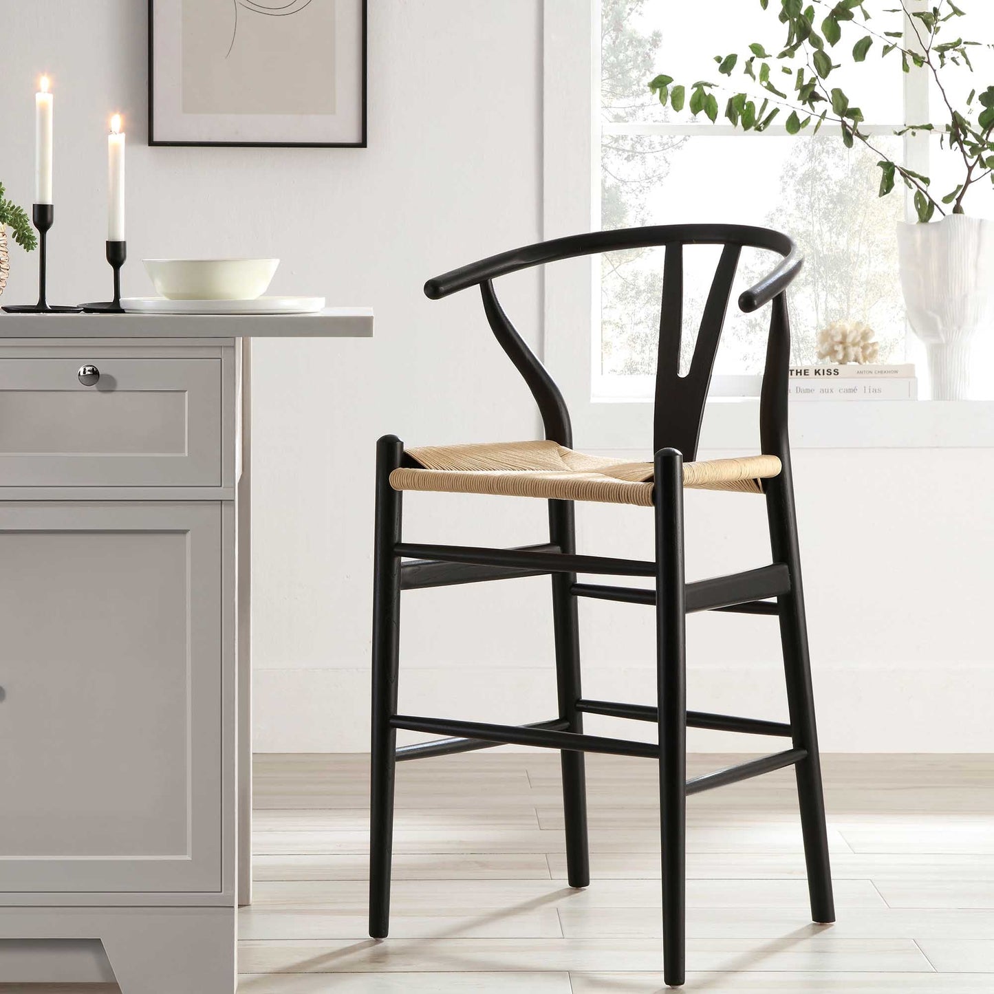 Tabouret de bar Hansel en bois tressé naturel, structure noire