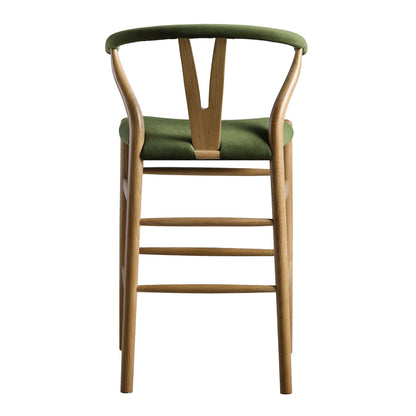 Tabouret de bar rembourré Hansel Wishbone, velours vert mousse et cadre en noyer clair