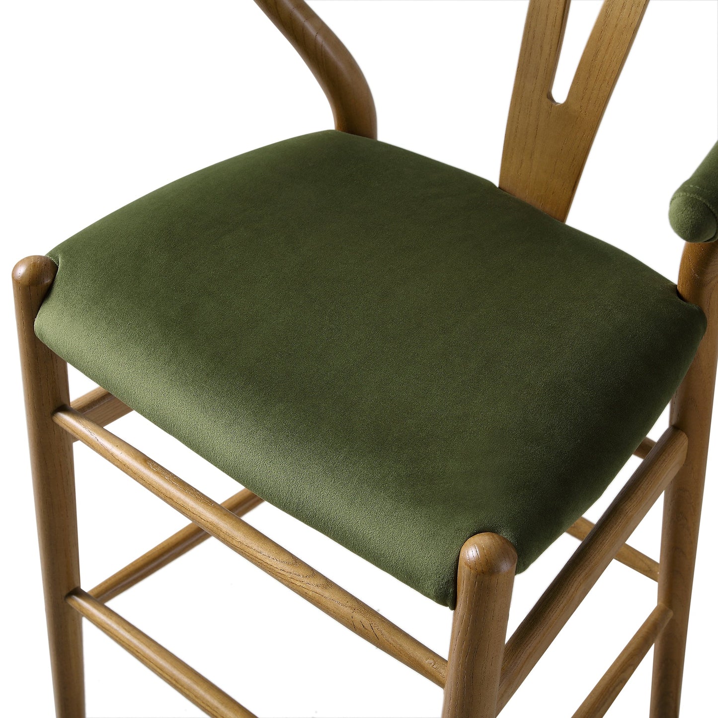 Tabouret de bar rembourré Hansel Wishbone, velours vert mousse et cadre en noyer clair