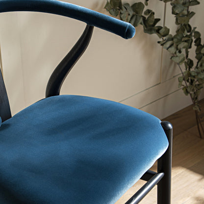 Tabouret de bar rembourré Hansel Wishbone, velours bleu et cadre noir