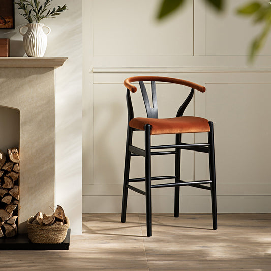 Tabouret de bar rembourré Hansel Wishbone, velours rouille et cadre noir