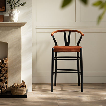 Tabouret de bar rembourré Hansel Wishbone, velours rouille et cadre noir